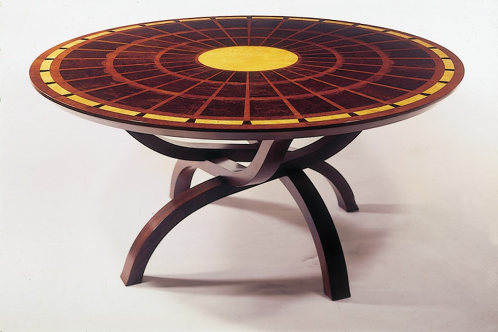 A mesa Moacir, desenhada por Etel Camona, estará na exposição — Foto: Divulgação