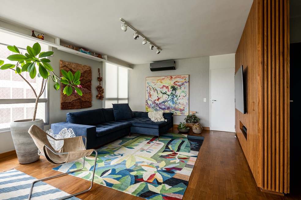 Sala de estar projetada pela arquiteta Helô Marques — Foto: Pedro Mascaro  