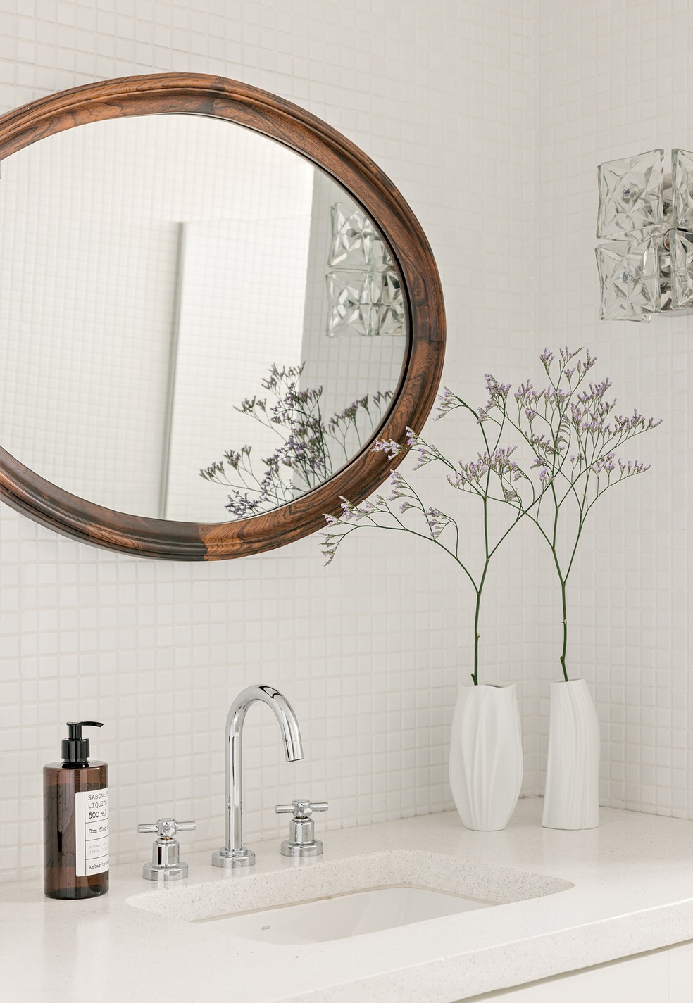 Banheiro com bancada de granilite em projeto assinado pelo arquiteto Leandro Garcia — Foto: Fran Parente