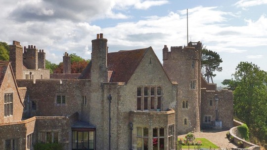 Castelo histórico da Inglaterra vira bar, restaurante e hotel nas mãos de estrelas de reality show