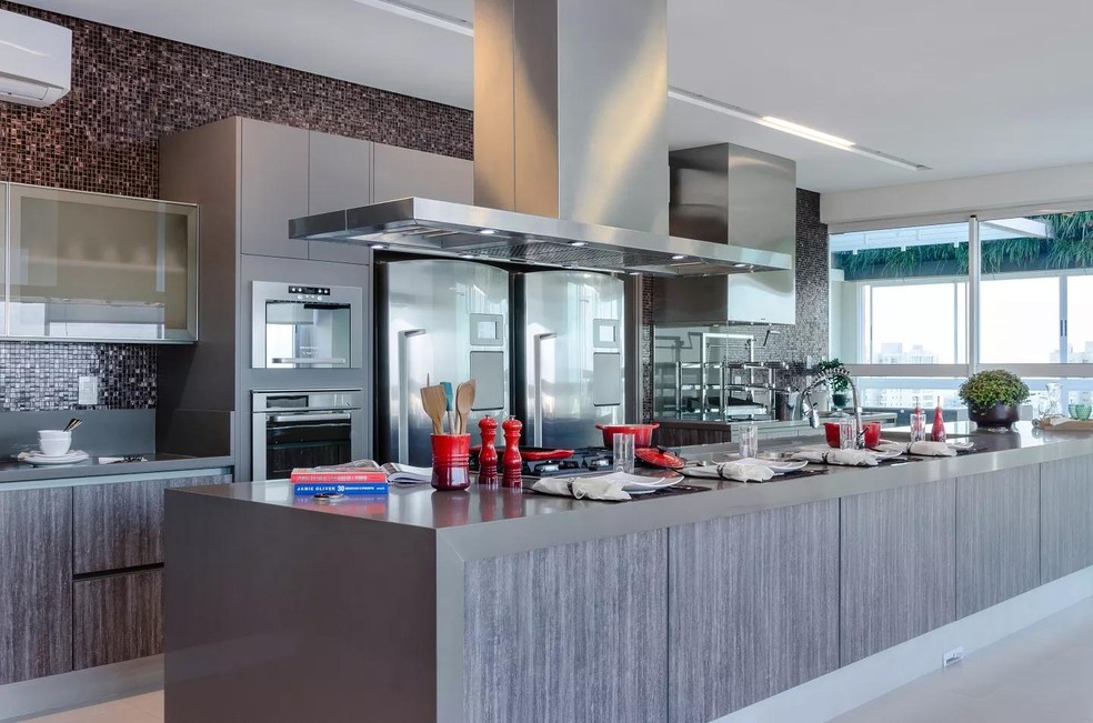 Bancada de cozinha em quartzito por Patricia Penna (Foto: Ronaldo Rizzutti) — Foto: Casa Vogue