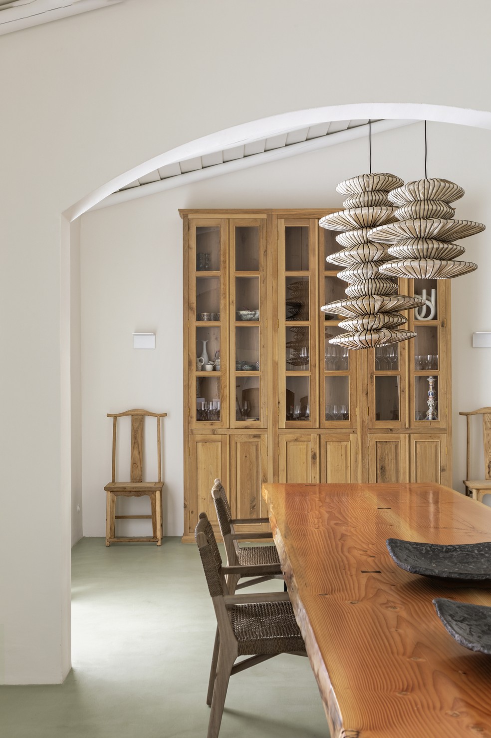 Na sala de jantar, a cristaleira de madeira e vidro foi desenhada pelo escritório White&Kaki especialmente para o projeto — Foto: José Manuel Ferrão