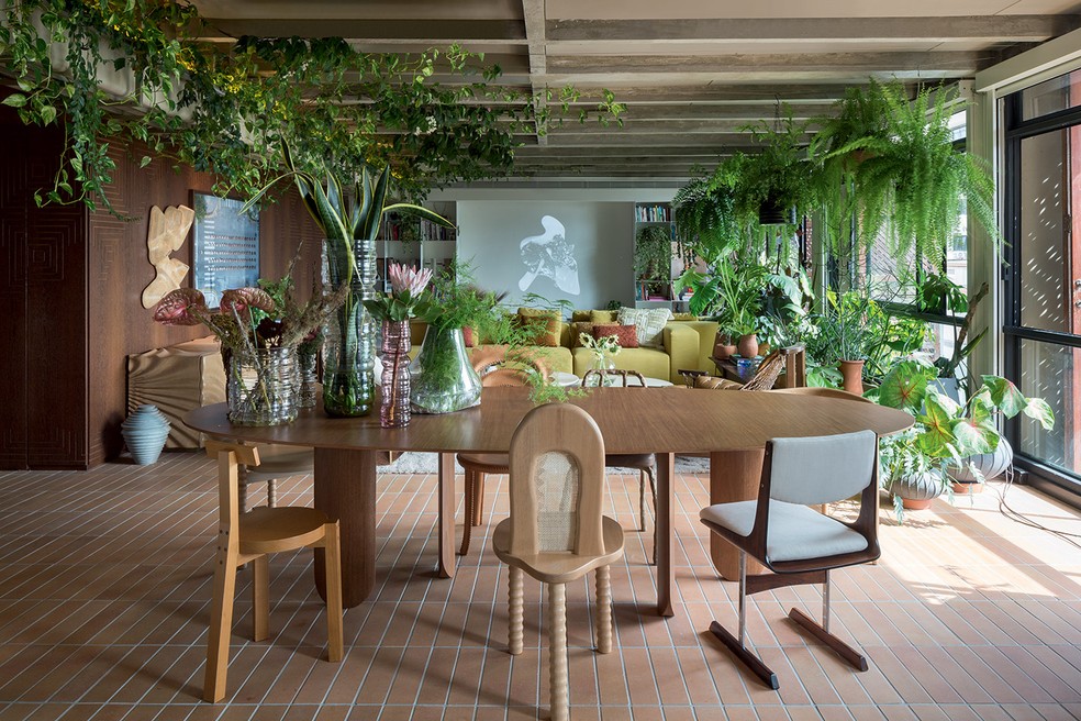 O apartamento repleto de plantas do arquiteto Guto Requena — Foto: Filippo Bamberghi | Estilo Adriana Frattini