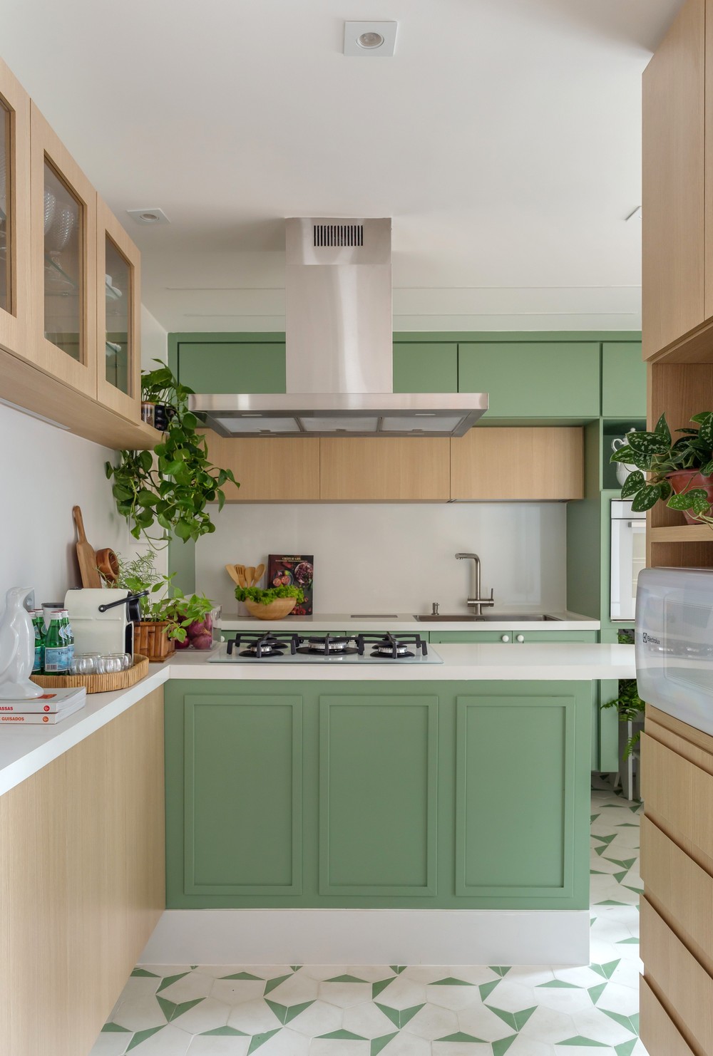 Décor do dia cozinha com península e armário verde menta Décor do