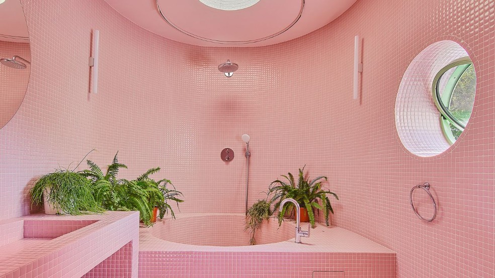 Décor do dia: banheiro com parede curva e azulejos rosas — Foto: Jose Hevia