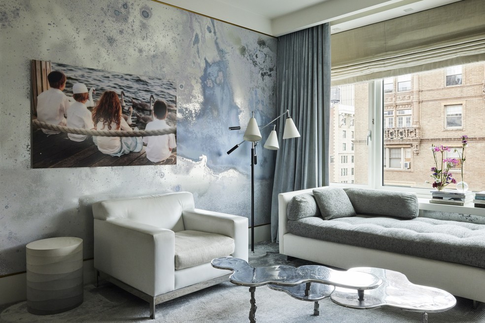 Papel de parede foi utilizado para transmitir calmaria ao ambiente de apartamento em Nova York — Foto: Jonathan Hokklo 