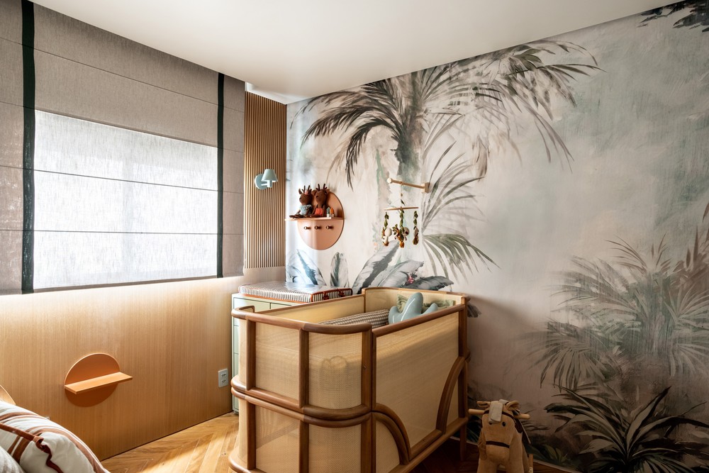 Décor do dia: quarto de bebê com móveis em palhinha e papel de parede ...