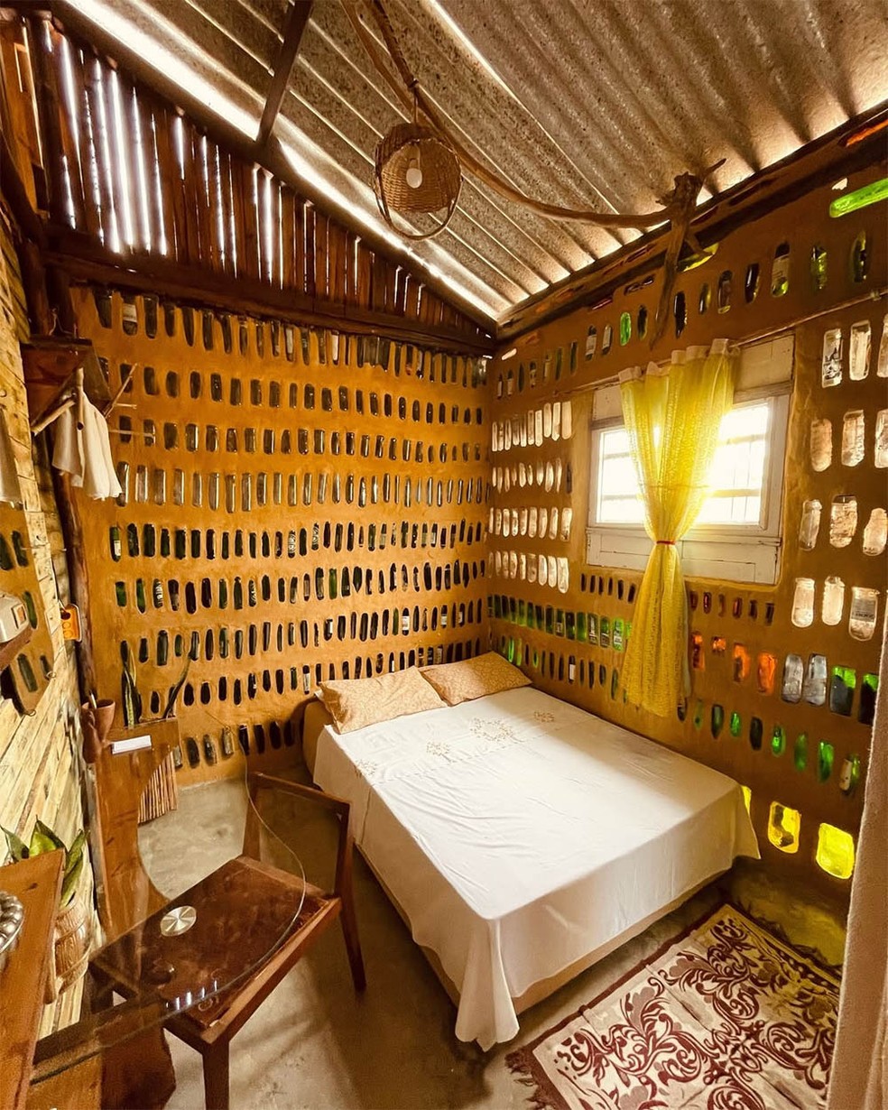 Um dos quartos está disponível para locação na plataforma Airbnb — Foto: Reprodução Instagram @casadesal.eco