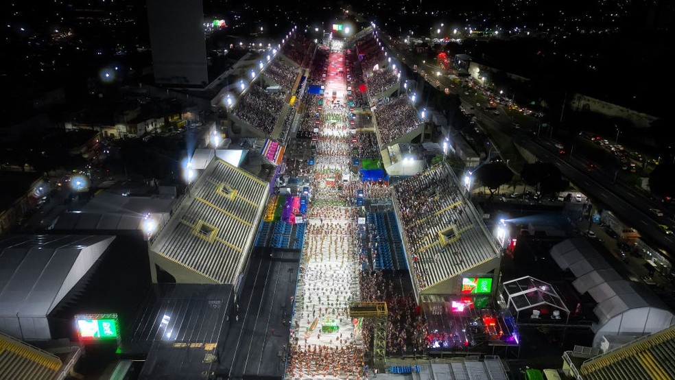 Visão aérea do desfile da escola de samba Acadêmicos do Grande Rio — Foto: Buda Mendes/Equipe/Getty Images