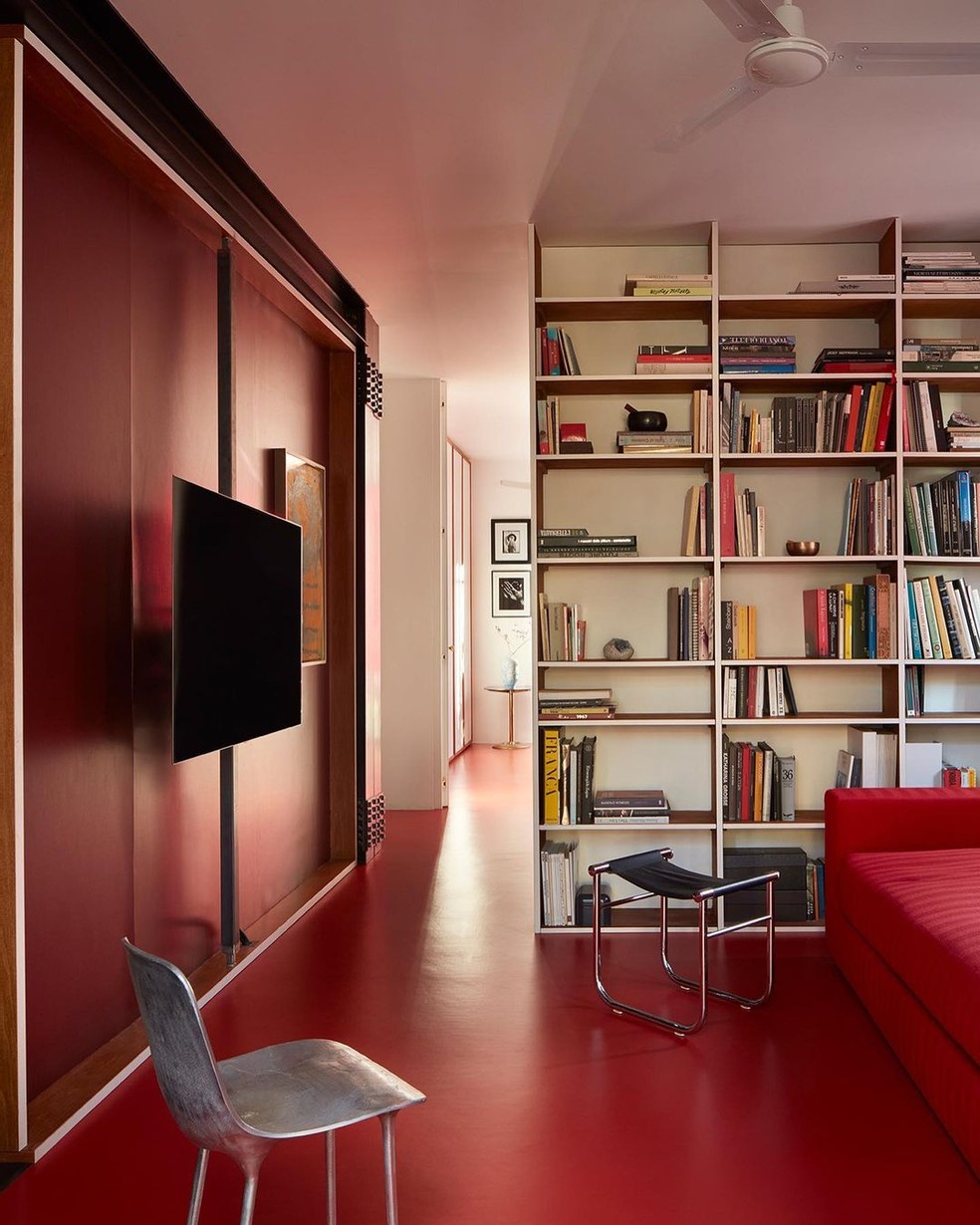 O apartamento de Massimiliano Locatelli em Milão prova que os acessórios industriais, como pisos de linóleo vermelho e assentos de alumínio, podem parecer superchiques — Foto: Reprodução/Instagram @depasquale.maffini