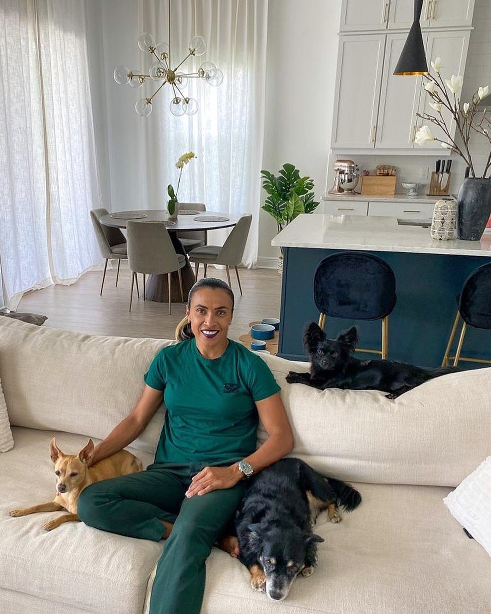  Marta com os cães Toby (que morreu em outubro do ano passado), Zeca e Zoe no sofá de sua casa em Orlando — Foto: Reprodução/Instagram @martavsilva10