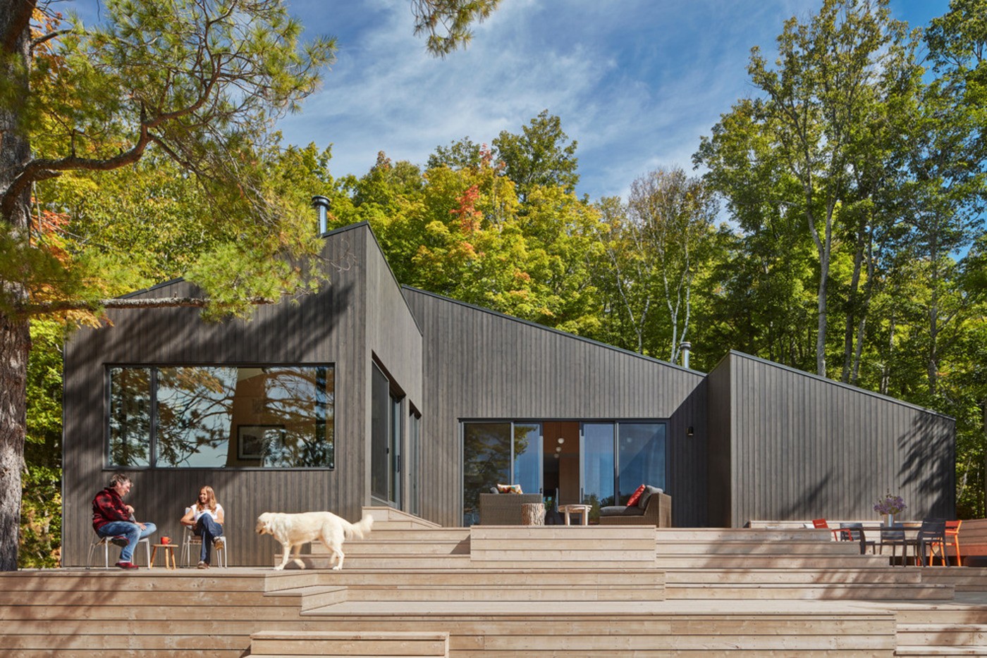 Esta casa no Canadá foi desenhada em três partes para aproveitar cada vista