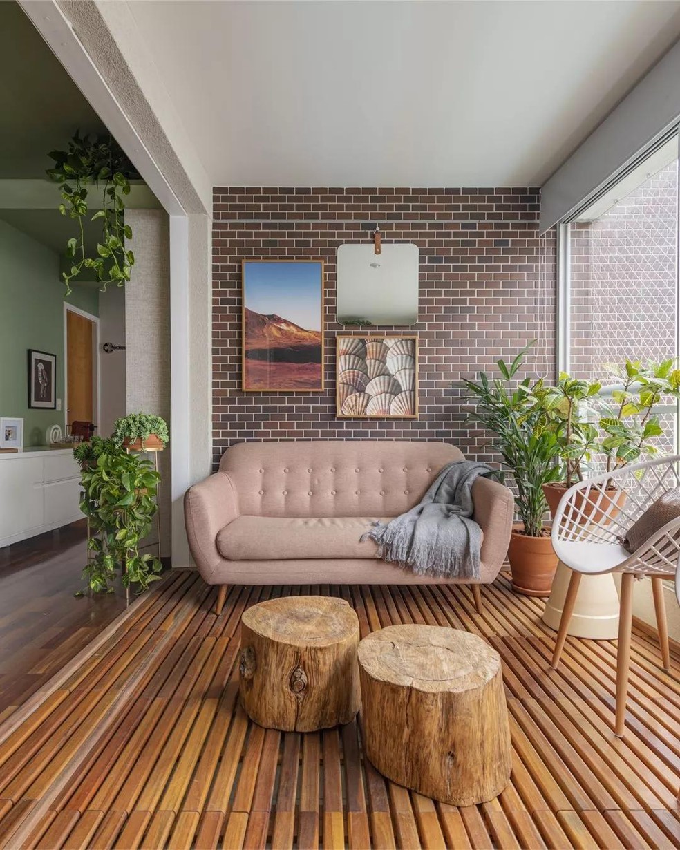 Sala de estar integrada à varanda leva assinatura do arquiteto Renato Mendonça — Foto: Casa Vogue