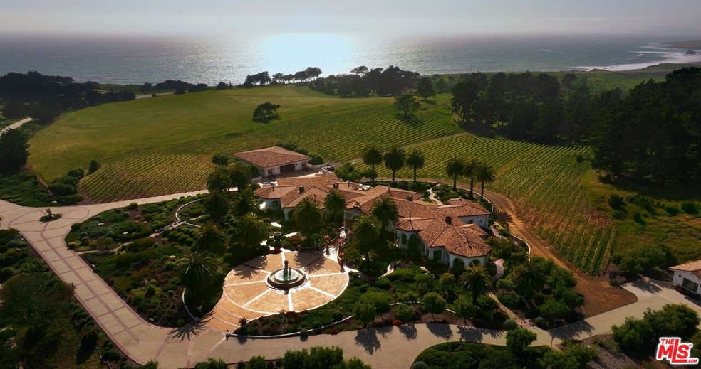 Rancho gigante na Califórnia com vinhedo, estábulo e pavilhão é ...