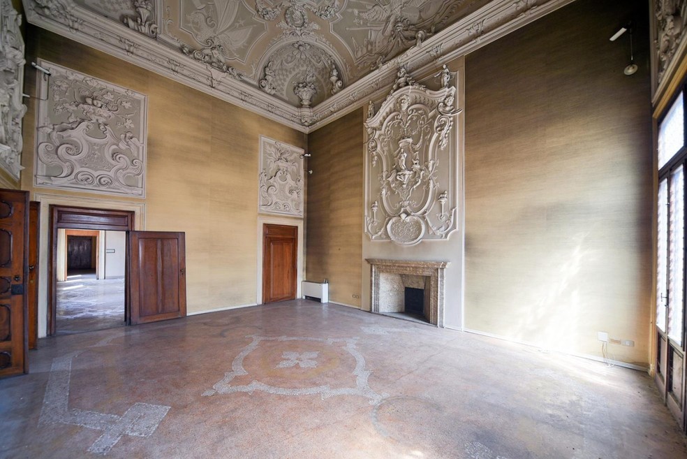 O palácio possui salas com paredes com frisos moldados e mármores florais nos pisos — Foto: Dimora Italia Real Estate