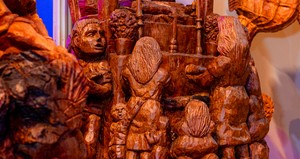 Mestre artesão transforma tronco de madeira em cenas completas do sertão