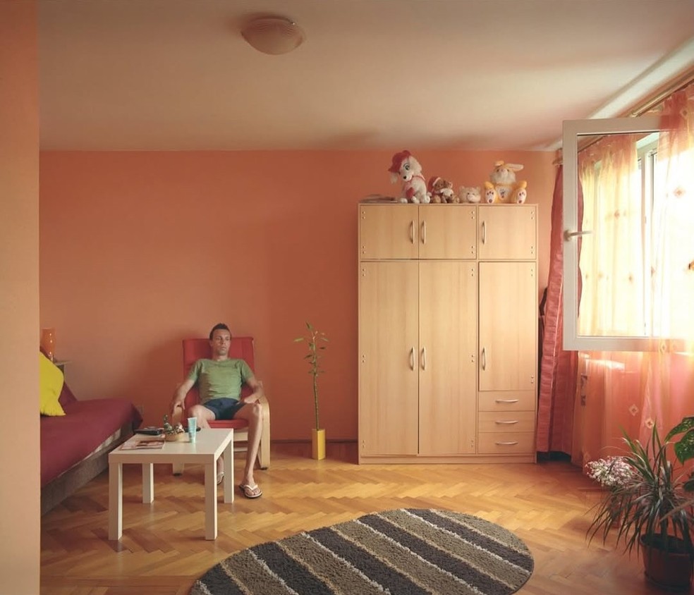 10 apartamentos idênticos com interiores personalizados são tema de série fotográfica — Foto: Bogdan Gîrbovan