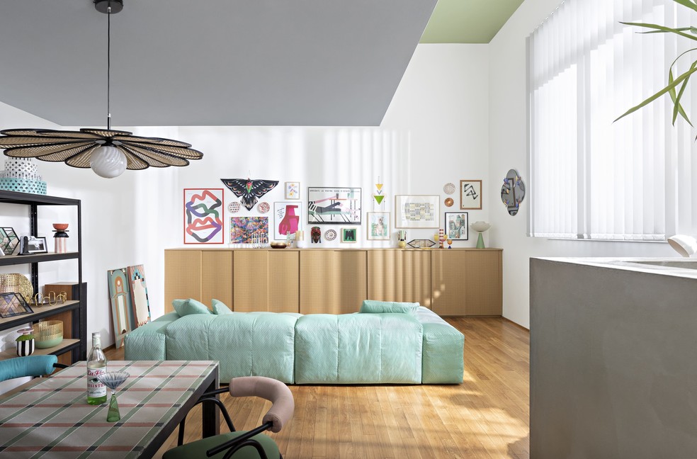 A sala de estar conta com o sofá Pixel da Saba, estofado em tecido Loop da l'Opificio, e a mesa de centro Ring, também produzida pela Saba — Foto: Beppe Brancato
