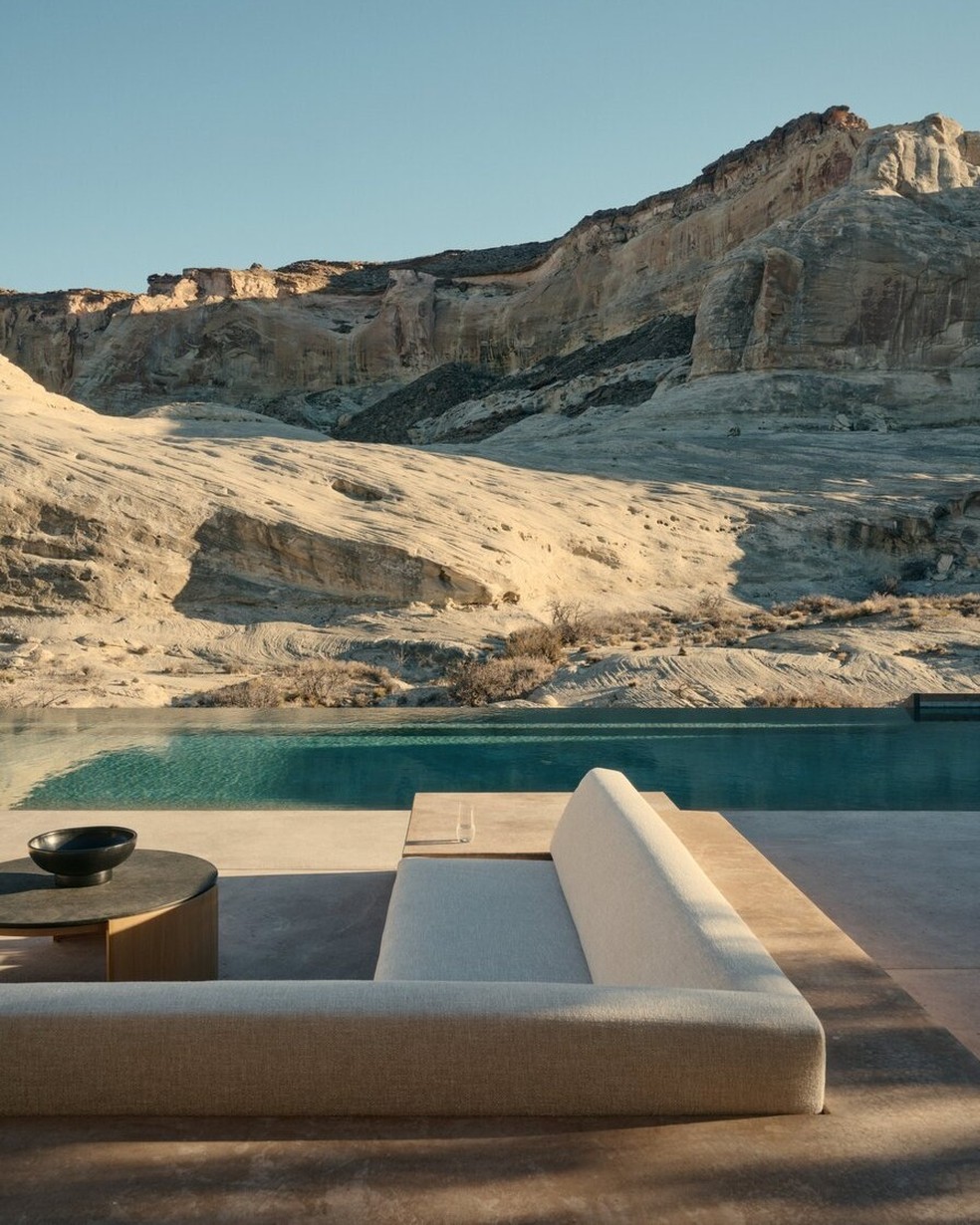Mansão em deserto tem piscina de 36 metros esculpida na paisagem e está à venda por R$ 172 milhões — Foto: Divulgação