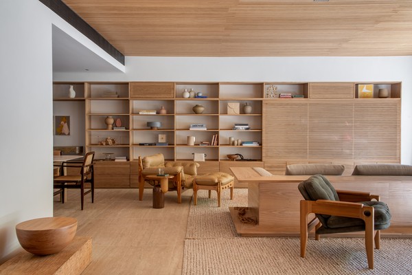 Apartamento no Leblon tem clima praiano com clássicos do design brasileiro