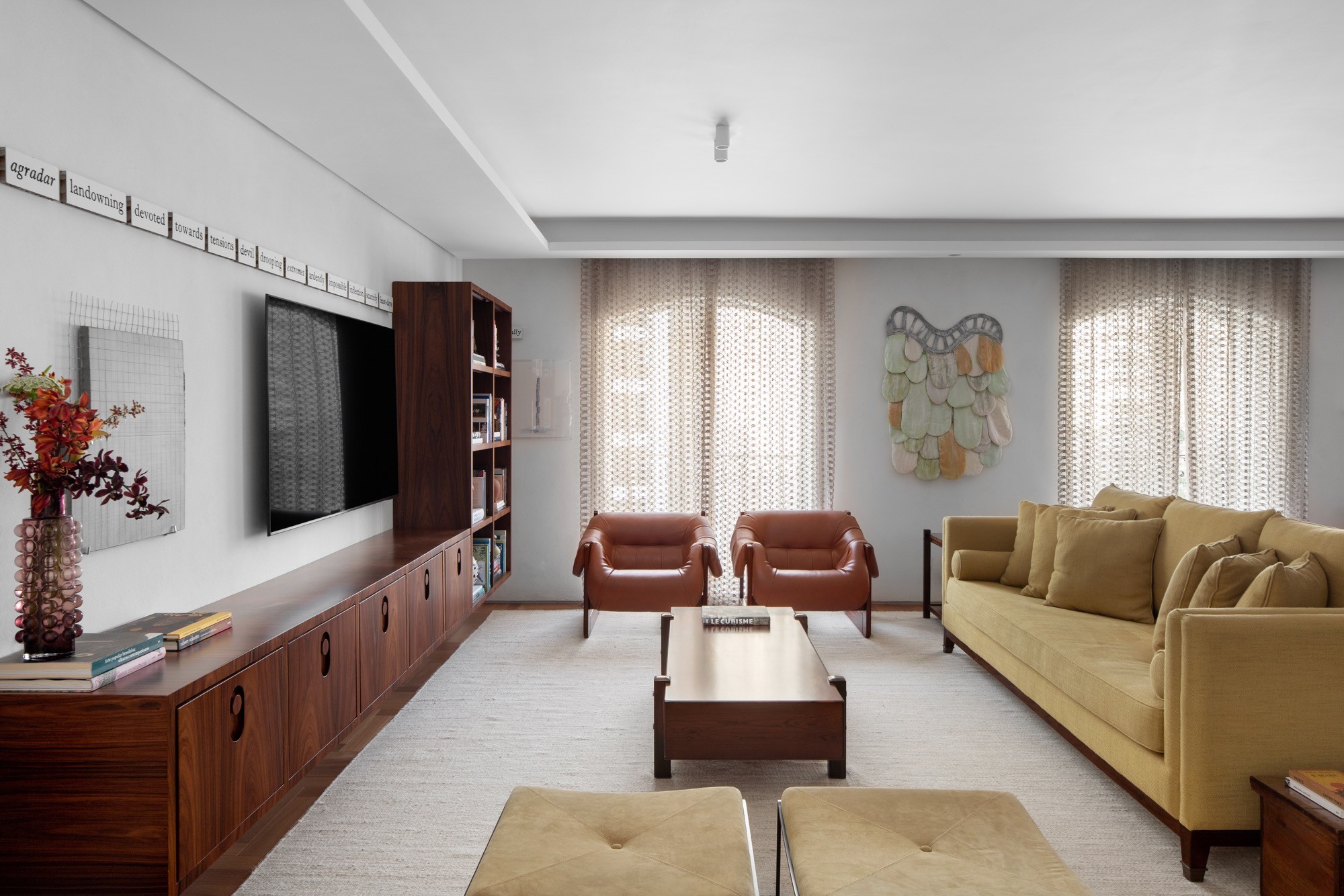 Arte contemporânea e design brasileiro conduzem projeto de apartamento ...