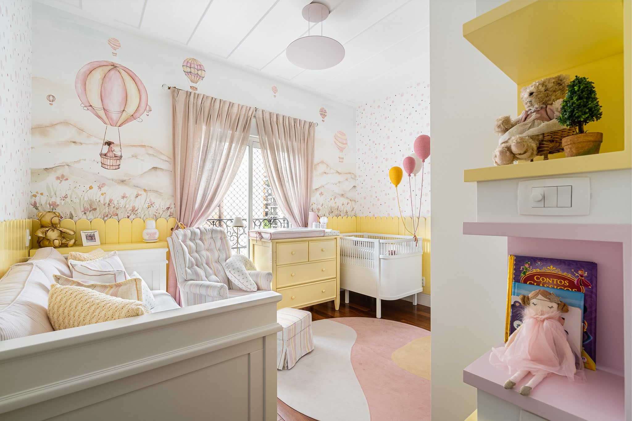 Décor do dia: quarto de bebê em tons de amarelo e balões decorativos