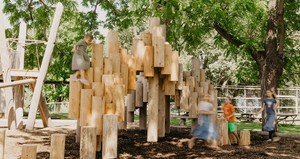 Kengo Kuma cria playground com toras de madeira