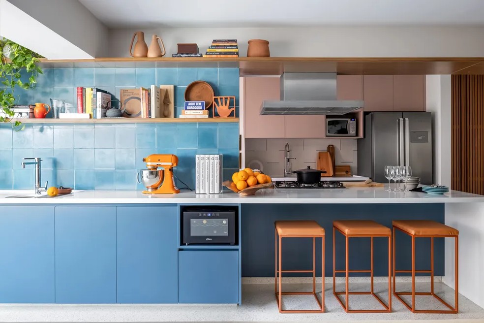 Cozinha com ladrilhos azuis e armários em marcenaria rosa, projetada pela arquiteta Ana Gaspar — Foto: Ana Mello