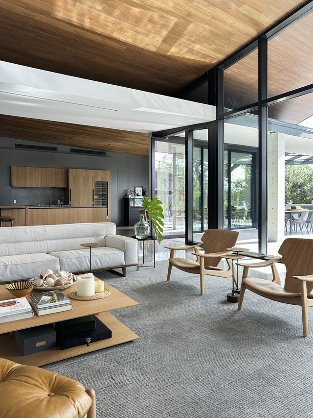 Casa na Flórida mistura design brasileiro e estilo mid-century