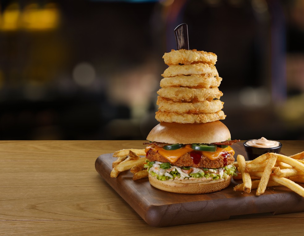 Crispy Chicken Burger, da hamburgueria TGI Fridays — Foto: Divulgação