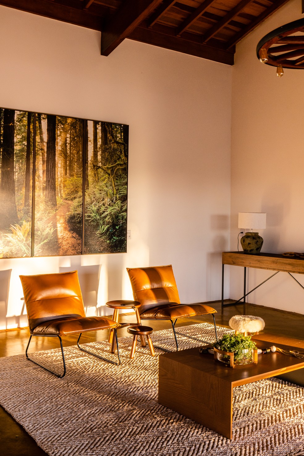 Sala de estar traz mobiliário solto que proporciona circulação ao ambiente — Foto: Manuel Sá