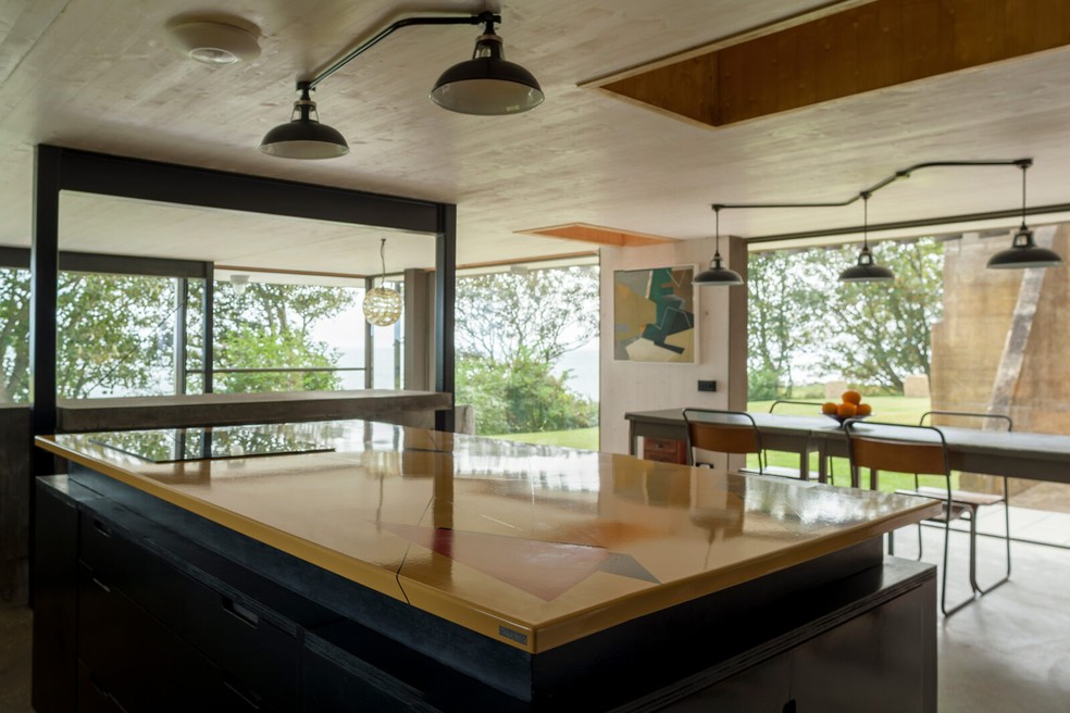 Cozinha, com bancada esmaltada e sala de jantar  — Foto: Divulgação