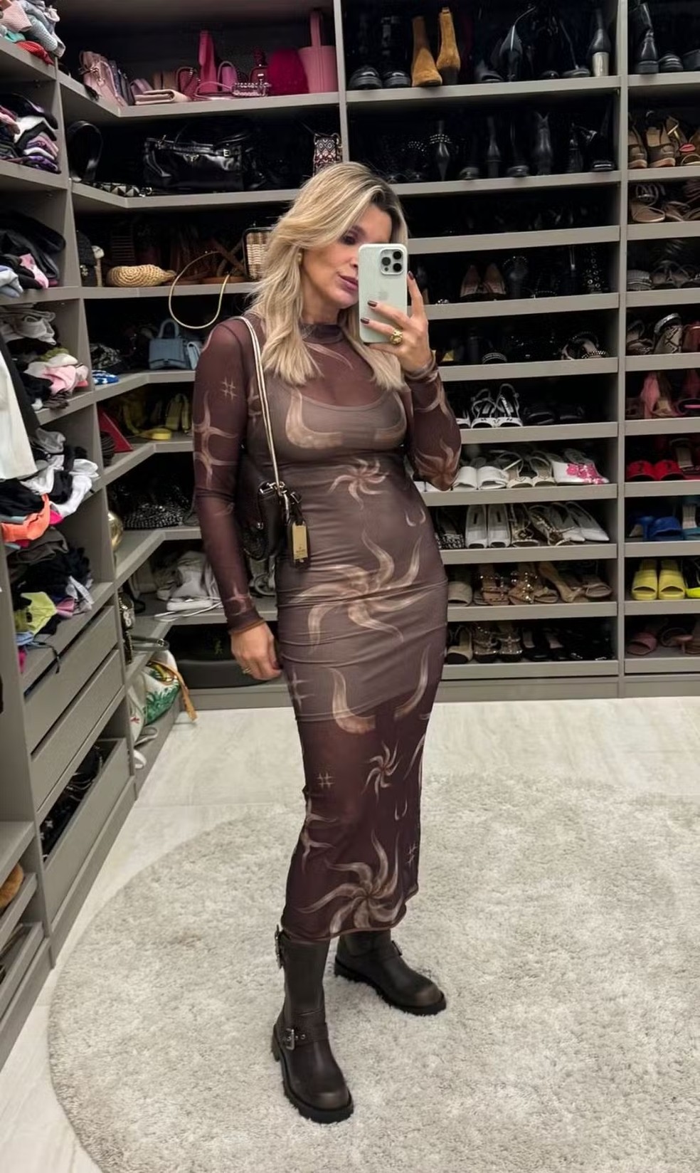 Flávia Alessandra mostra novo closet em apartamento