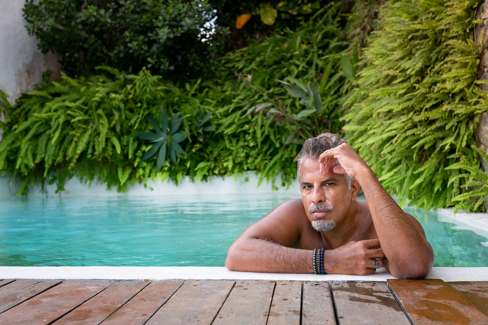 Luka Ribeiro, galã da década de 90, se hospeda em 'escultura ...