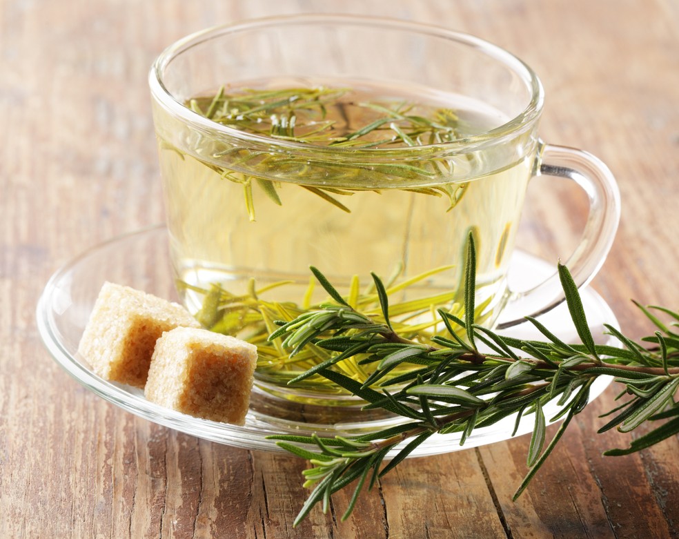 O chá de alecrim deve ser preparado por infusão — Foto: Getty Images