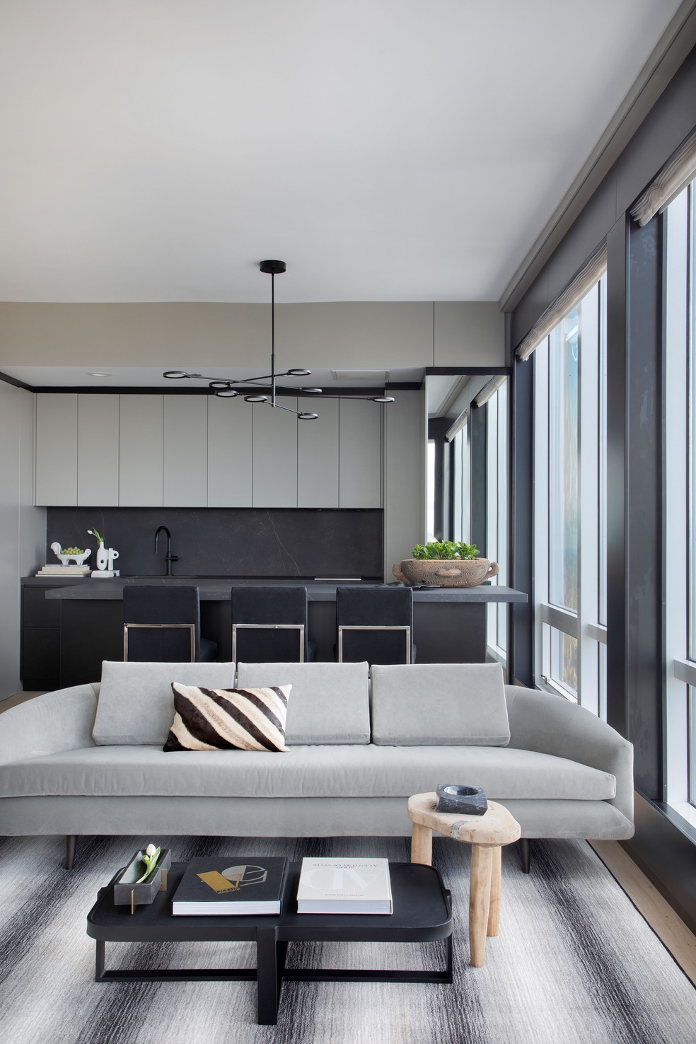 Aberta, a cozinha forma o pano de fundo preto-e-branco que definição a decoração deste apartamento em Chicago — Foto: Denilson Machado/MCA Estúdio