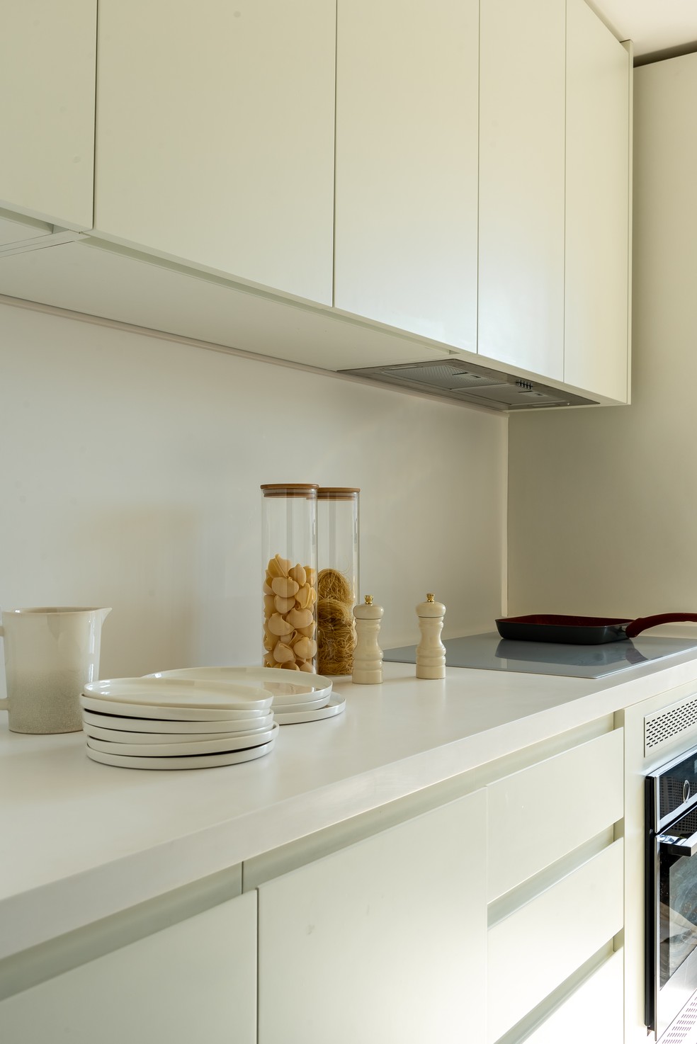 Cozinha com móvel da Florense e bancada em corian branco é bastante utilizada no dia a dia — Foto: Wesley Diego Emes