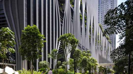 Arranha-céu em Singapura abriga floresta urbana com mais de 80 mil plantas