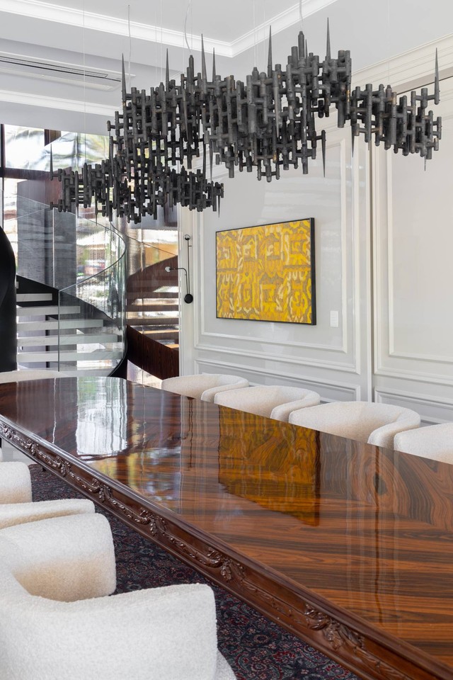 Décor do dia: sala de jantar com pendente impactante