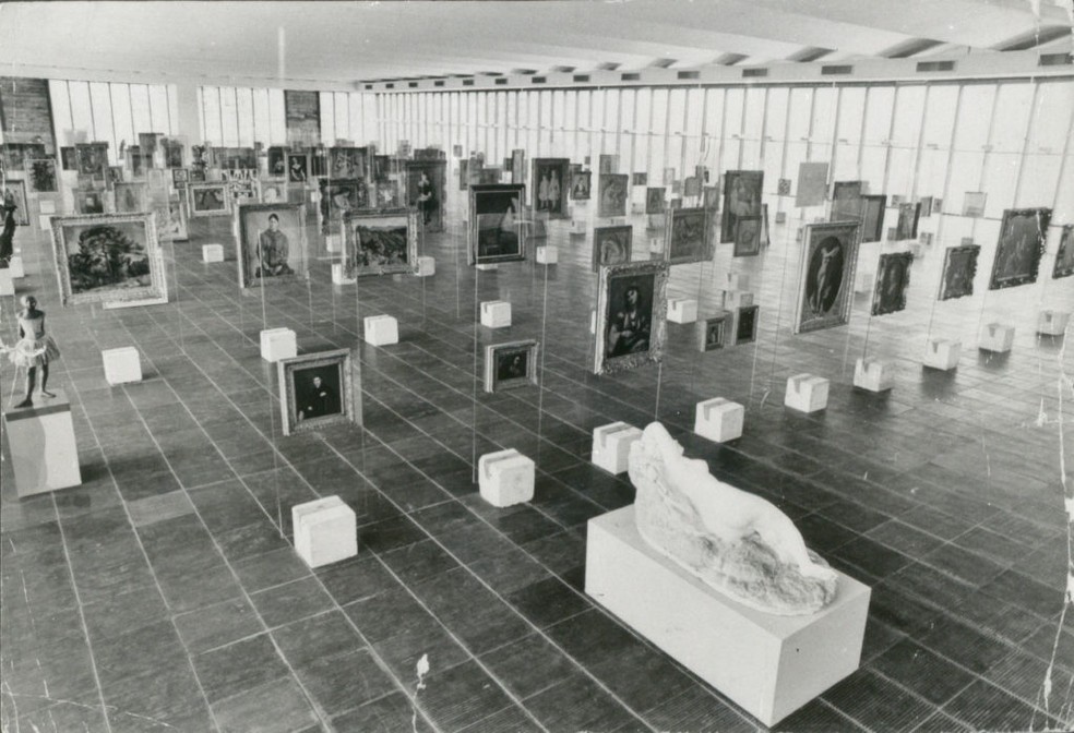 Vista da exposição permanente de parte do acervo do MASP na Paulista, em 1969 — Foto: Arquivo da Biblioteca e Centro de Documentação do MASP