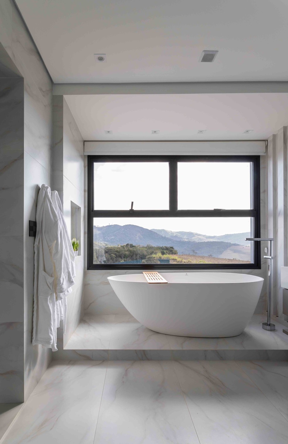 Neste banheiro, a banheira foi posicionada ao lado da janela com vista para a natureza — Foto: Leandro Moraes
