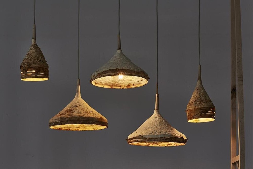 : No projeto Mycelium + Timber, de Sebastian Cox e Ninela Ivanova, as luminárias não são fabricadas, mas cultivadas — Foto: Divulgação