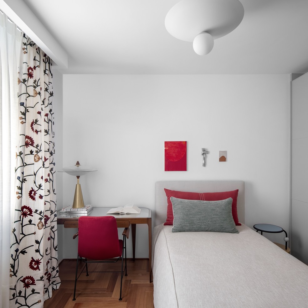No quarto de hóspedes, a cor vermelha conduz o décor — Foto: Carolina Lacaz