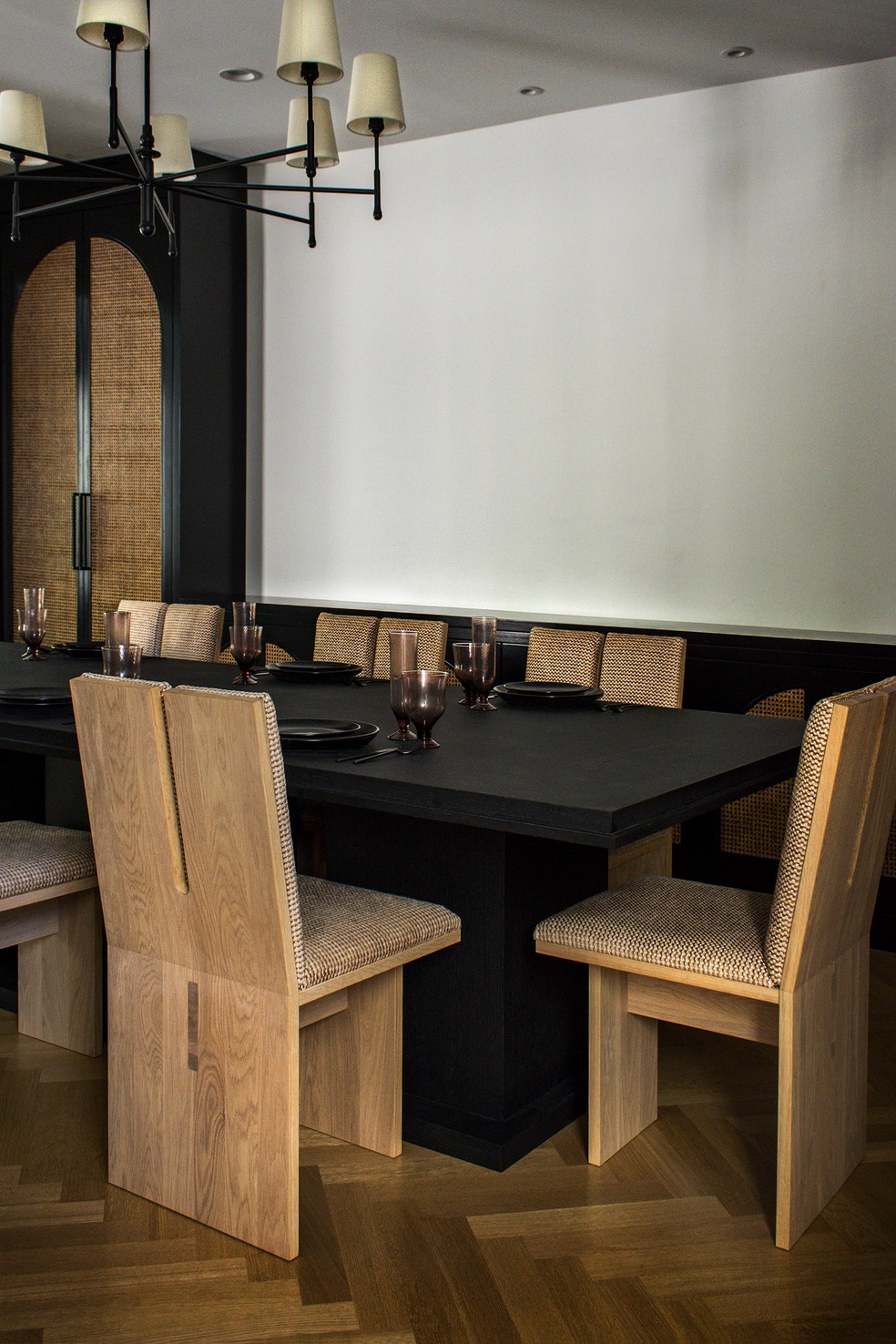 Na sala de jantar, de atmosfera mais sóbria, o mobiliário tem linhas retas e minimalistas e a paleta de cores é neutra — Foto: Benedetto Rebecca