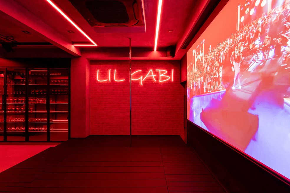Luzes neon acrescentam clima festivo para o lar de Gabigol no Guarujá — Foto: Gabriel Fernandes