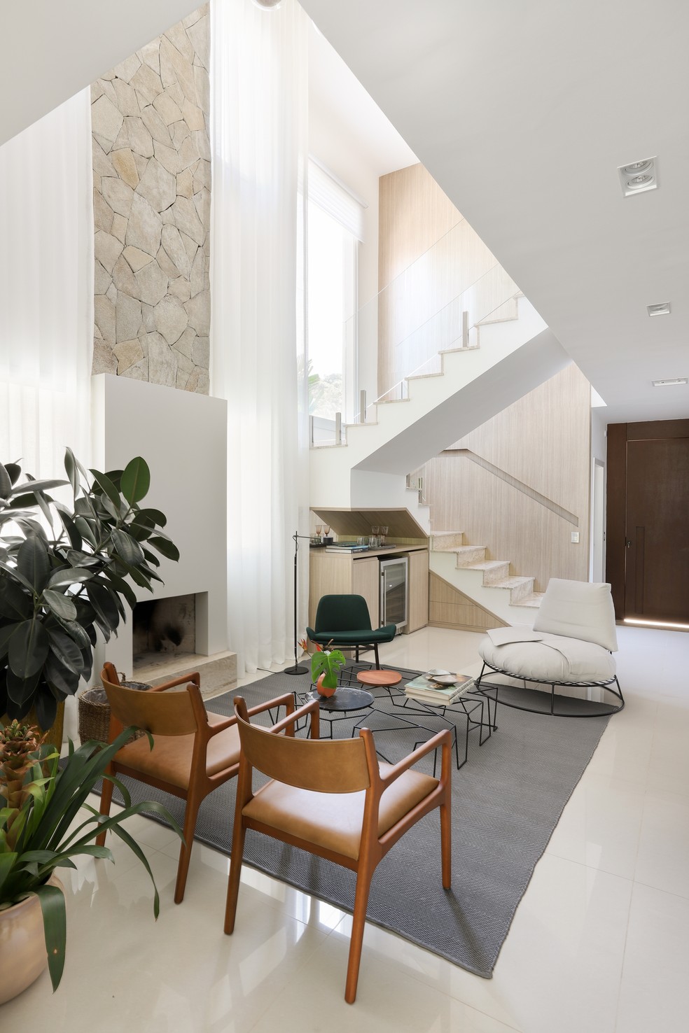 Pé-direito duplo foi uma das características da residência aproveitadas pelo escritório de arquitetura — Foto: Mariana Orsi