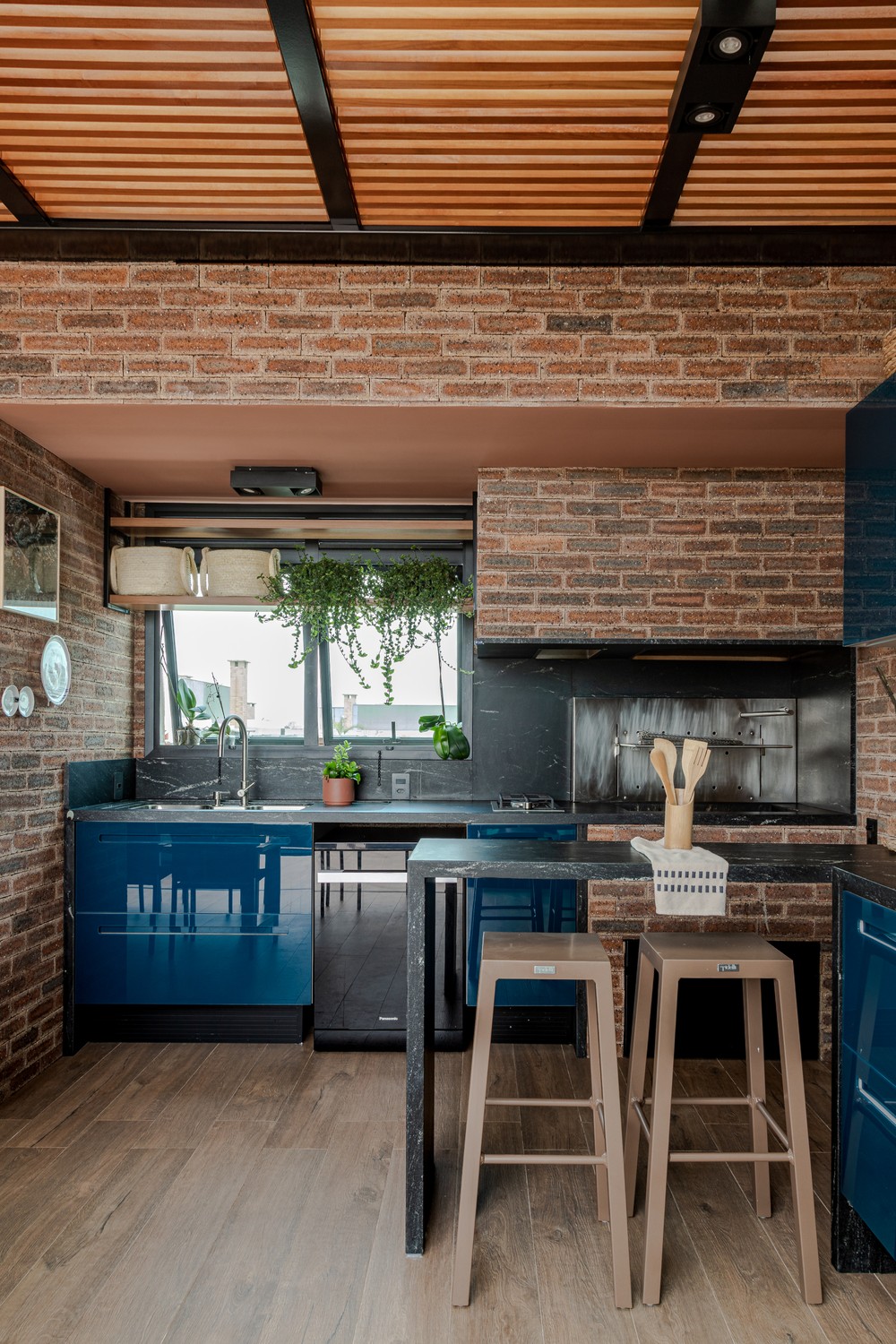 Décor do dia: área gourmet com parede de tijolinhos e estilo industrial