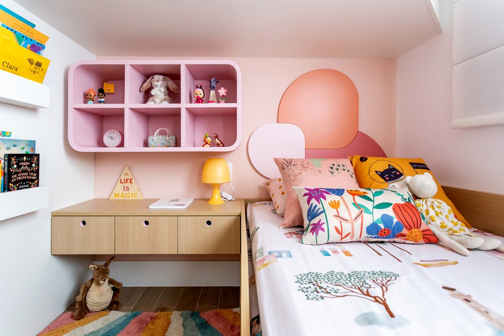 Décor do dia: quarto infantil rosa com cama no mezanino