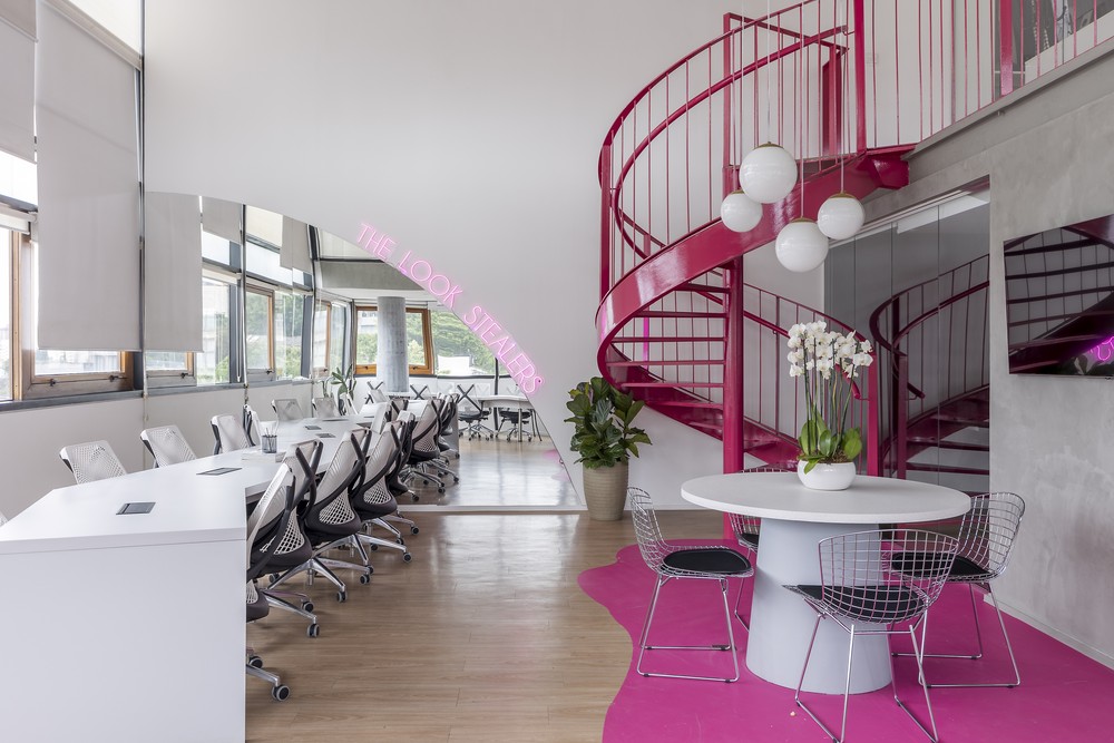 Décor do dia: escritório com escada rosa e espaço amplo integrado