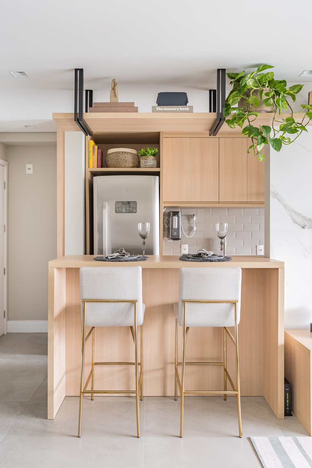 Apartamento de 60 m² com marcenaria sob medida e décor colorido